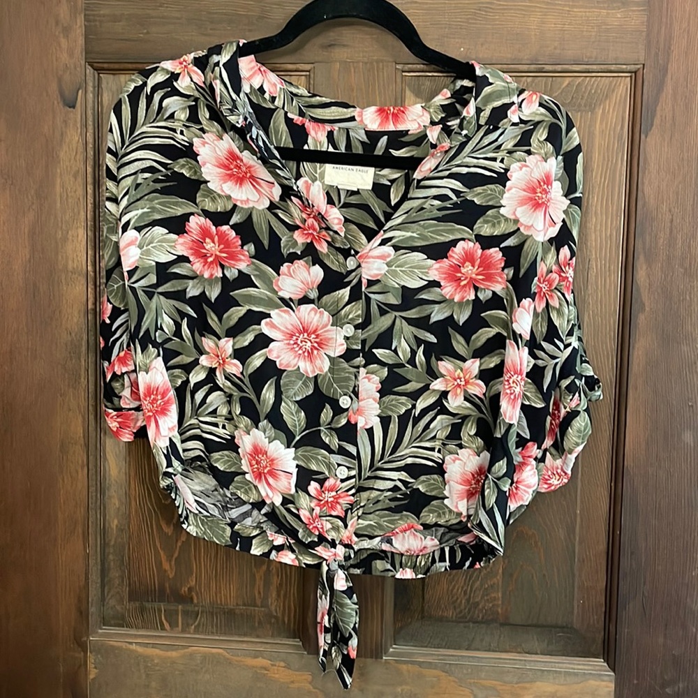 American Eagle button down crop floral top